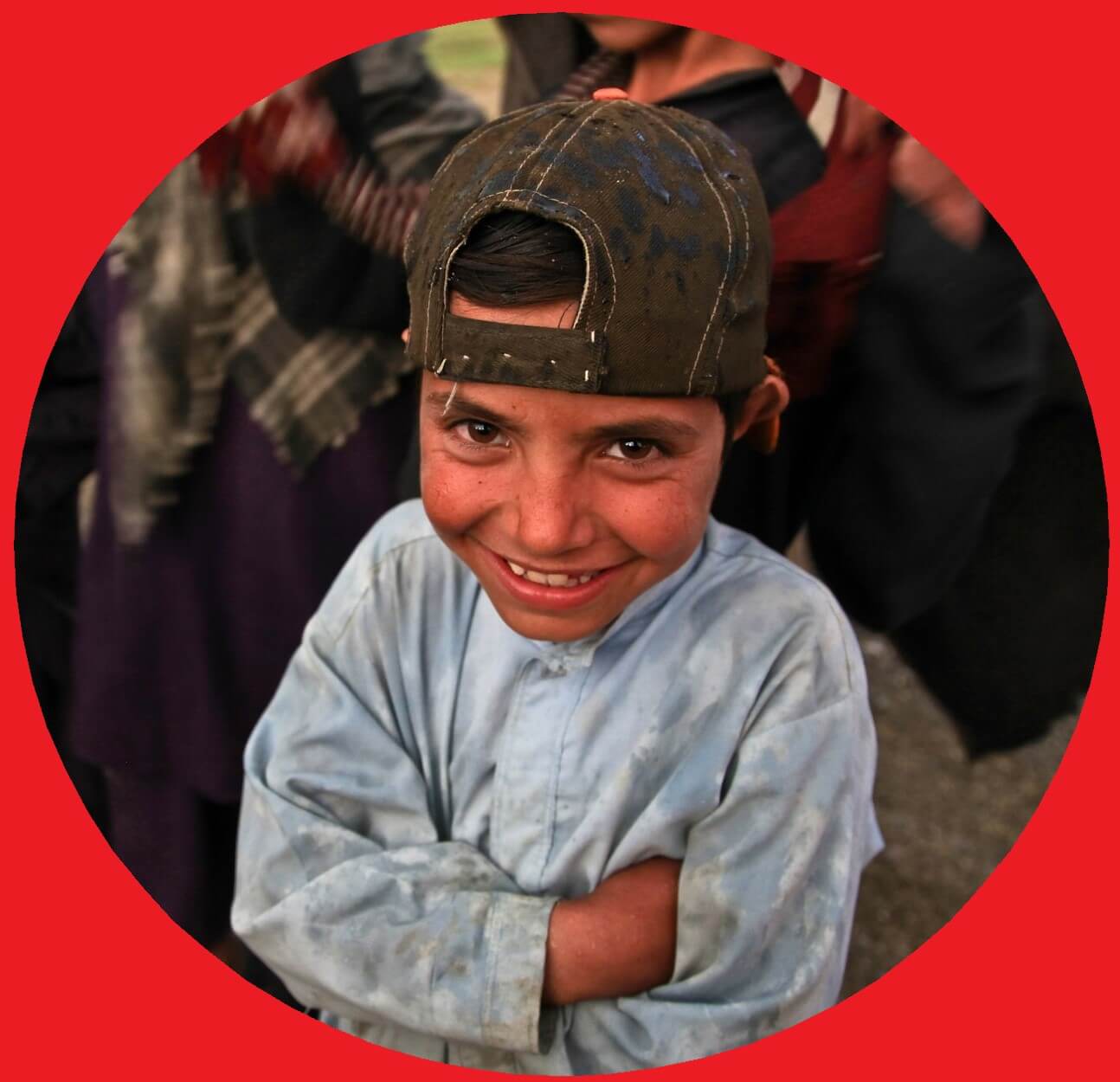 Ein hungriger Junge in Afghanistan braucht dringend Nahrung