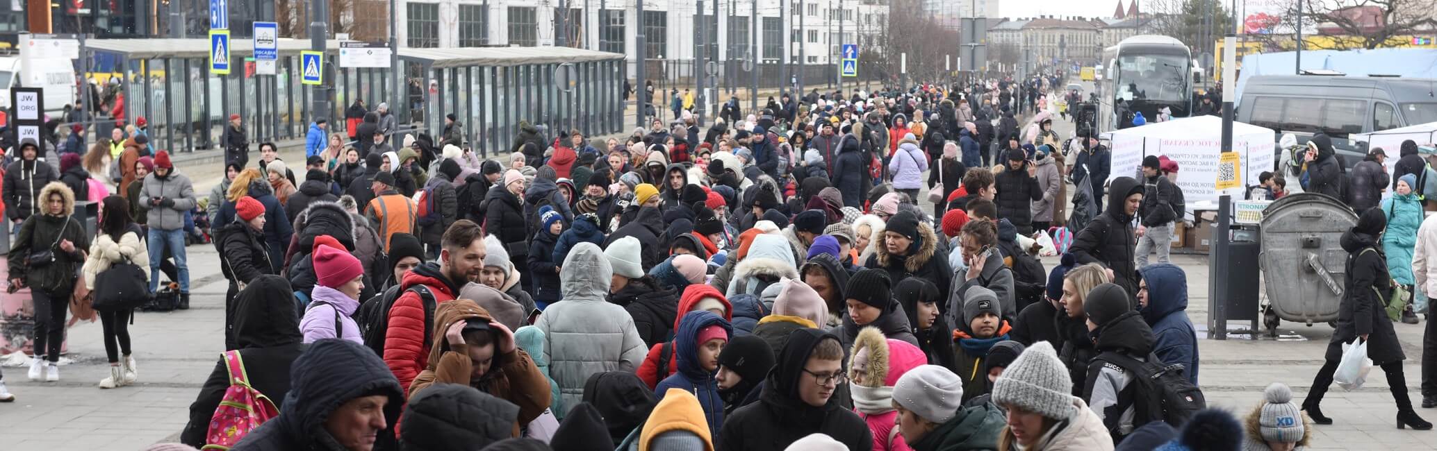 Flüchtlinge in der Nähe des Bahnhofs von Lwiw warten auf den Zug nach Polen