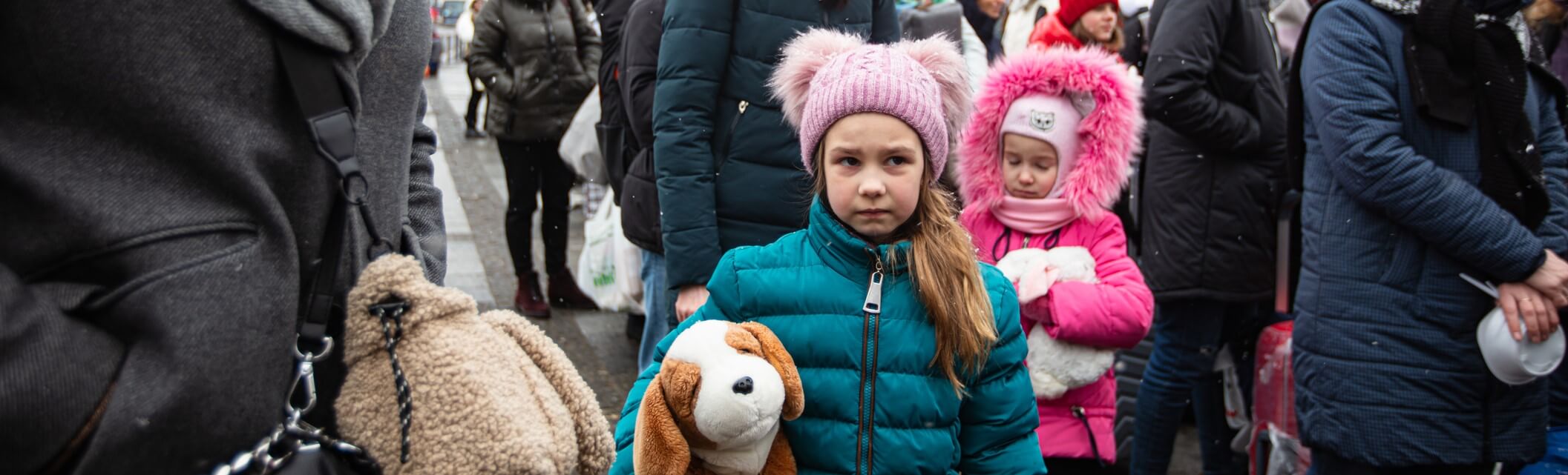 Ukrainische Flüchtlinge am Bahnhof von Lwiw, warten auf einen Zug zur Flucht nach Europa